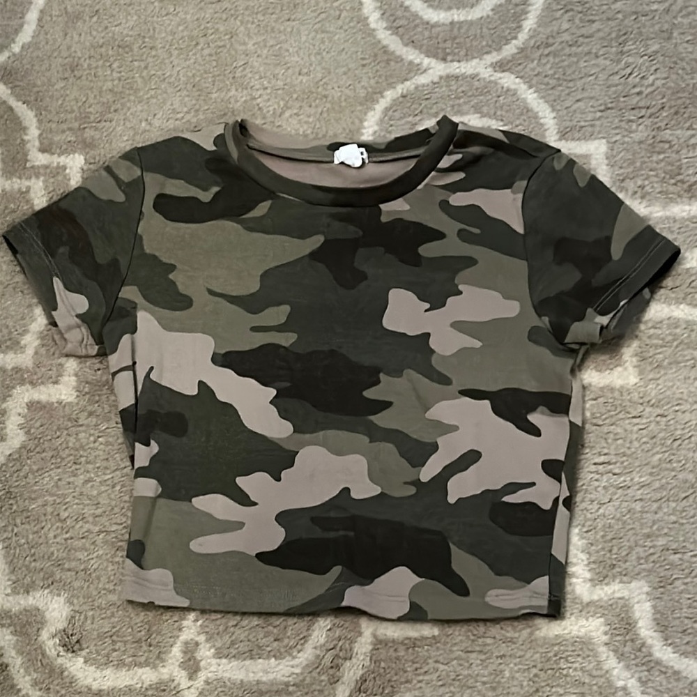 Garage stretchy size medium camo crop tee